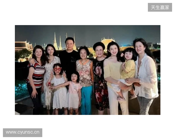 安东内拉晒一家人同美职联奖杯合照：恭喜亲爱的，我们爱你